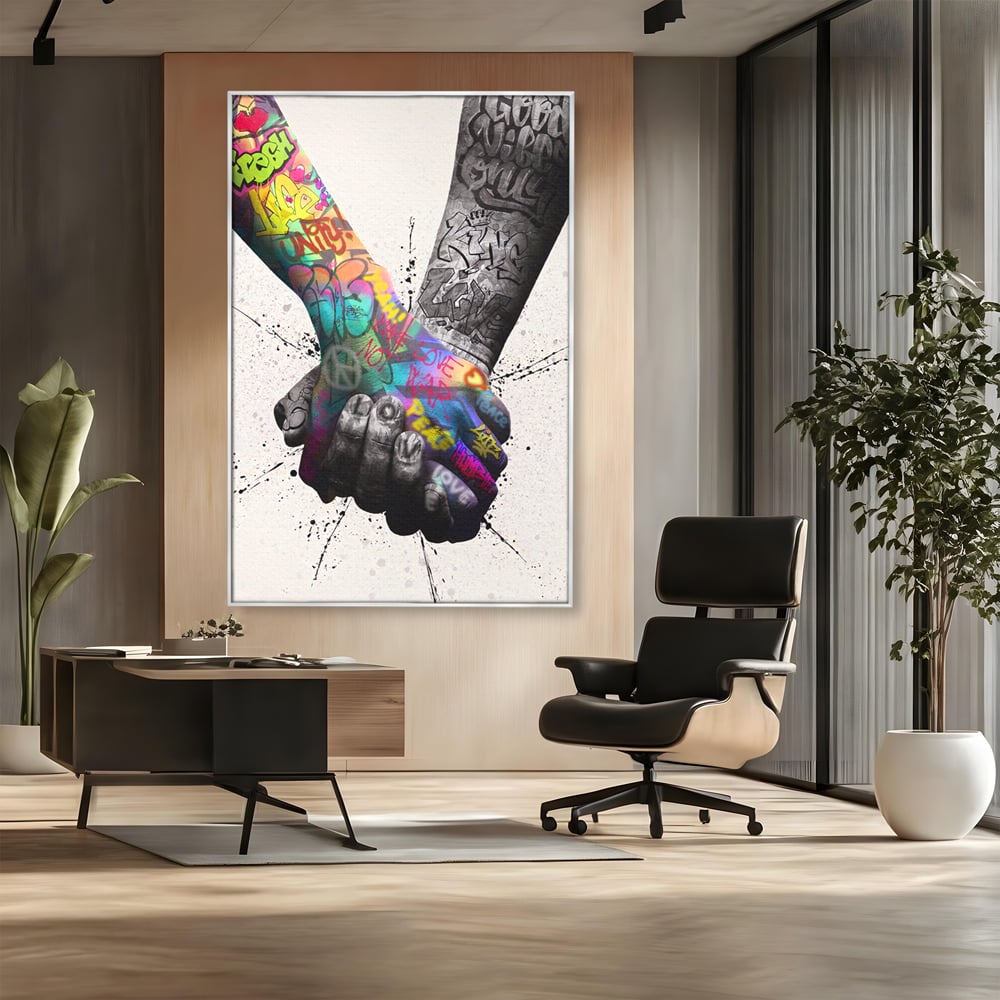 Tablou canvas cu tablou canvas cu maini desenate in stil graffiti, in rama de aluminiu argintiu, pe perete intr-un birou